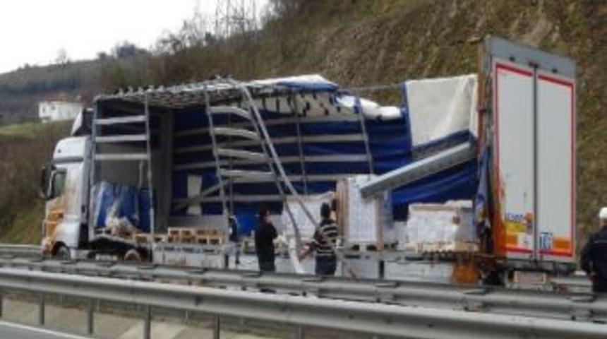 &Ccedil;ikolata Y&uuml;kl&uuml; Tır Kaza Yaptı