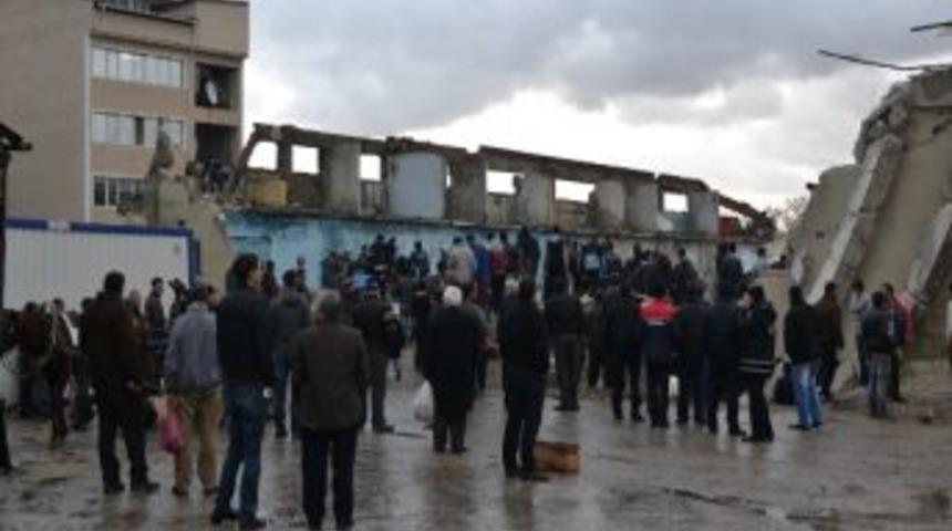 Hurda Demir İ&ccedil;in Hayatlarını Tehlikeye Attılar