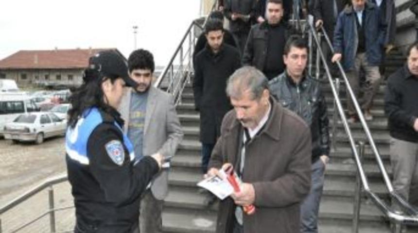 Yerk&ouml;y&rsquo;de Toplum Destekli Polis Broş&uuml;r Dağıttı
