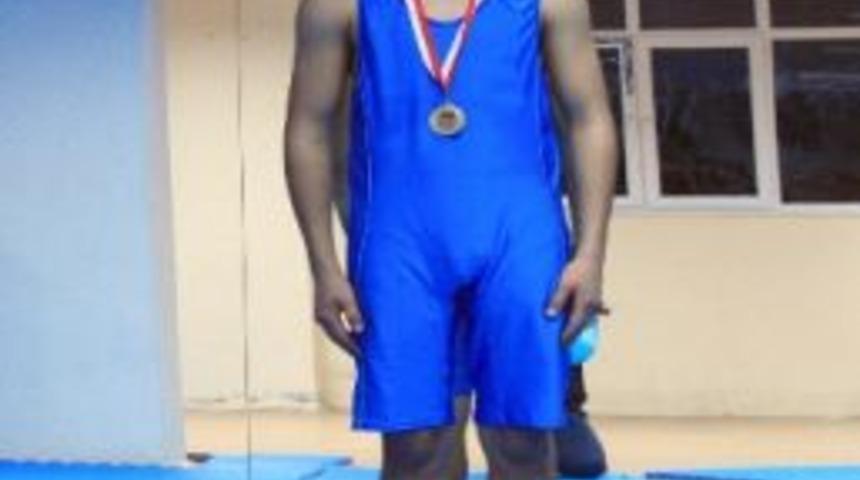 Belediye Gençlik Merkezi Güreş İlk Madalyasını Aldı