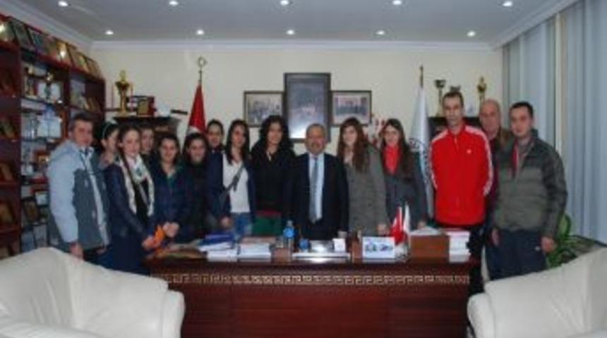 Voleybolculardan Başkan G&ouml;zen&rsquo;e Ziyaret