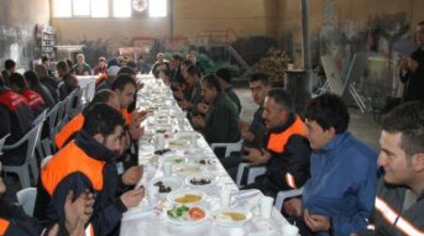 Sivas'ta Belediye İş&ccedil;isinden G&uuml;l&uuml;mseten Dua