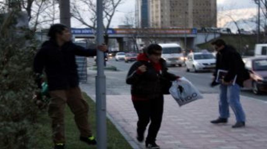 Şiddetli Lodos Nedeniyle Baba Ile Oğlu U&ccedil;mamak I&ccedil;in Direğe Tutundu