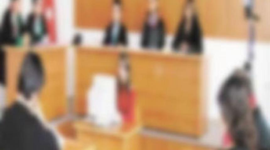 Hakim, katibeyi silahla rehin aldı