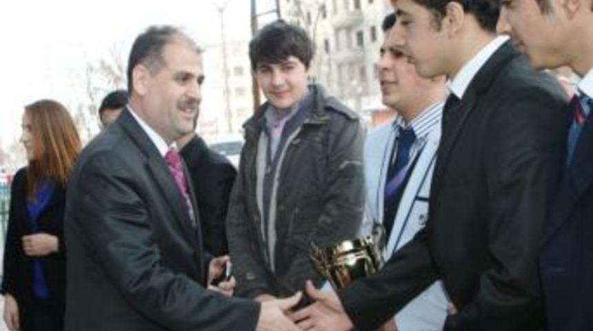 İl Milli Eğitim M&uuml;d&uuml;rl&uuml;ğ&uuml;&rsquo;nden Şampiyon &Ouml;ğrencilere Okul M&uuml;jdesi