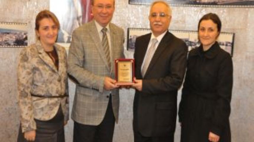 T&uuml;rk Steeroloji Derneği&rsquo;nden Burma&rsquo;ya Plaket