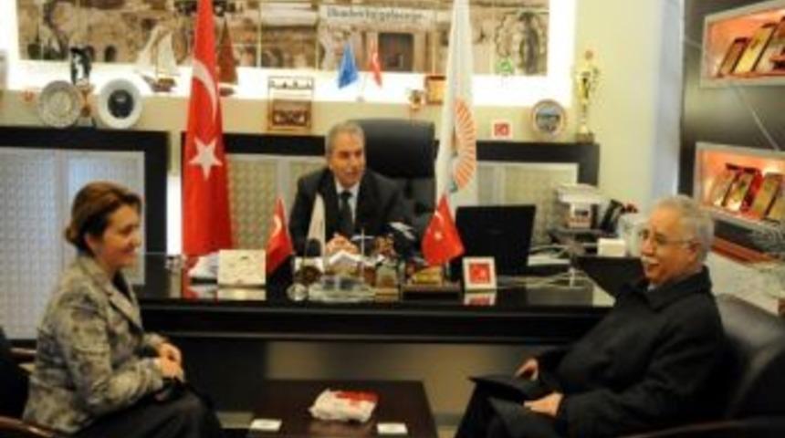 Demirtaş&rsquo;a Teşekk&uuml;r Plaketi