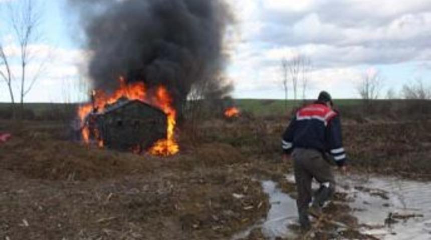 Hileli Avlanmada Kullanılan 34 Avcı Kul&uuml;besi Yakıldı