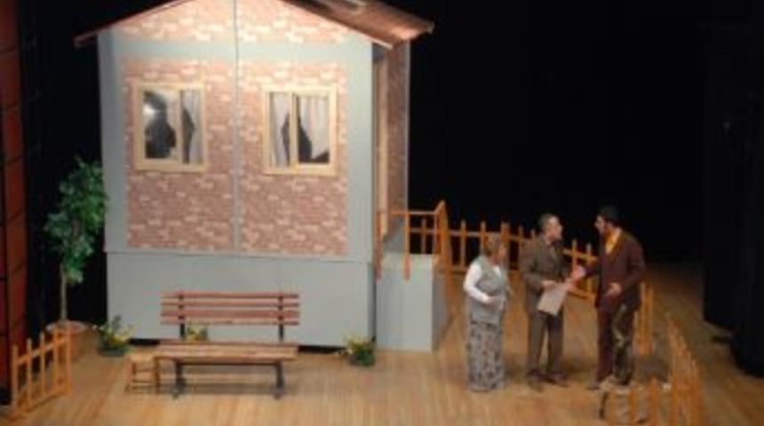 'merdiven' Tiyatro Oyunu Beğeniyle İzlendi