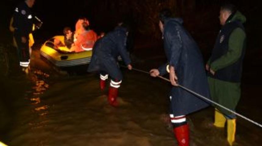 Antalya'da Sel Sularına Kapılan Ara&ccedil;ta Mahsur Kalanlar Kurtarıldı