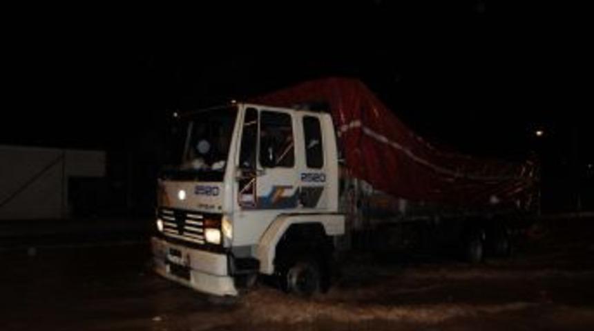 İzmir'de Yağmur Sebebiyle Dere Taştı, Karayolu Su Altında Kaldı