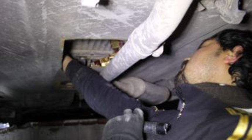 Okul M&uuml;d&uuml;r&uuml;n&uuml;n Aracından 5 Bin Paket Ka&ccedil;ak Sigara &Ccedil;ıktı