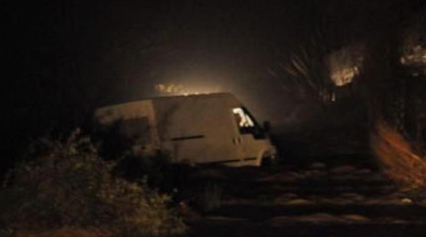 Minib&uuml;s akıntıya kapıldı