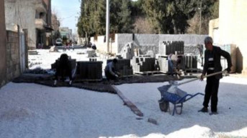 Ak&ccedil;akale'de Mezarlık &Ccedil;evresi Kilitli Parke Taşıyla D&ouml;şeniyor