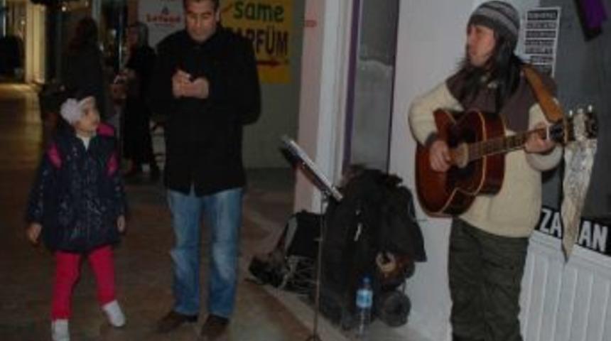 Japon Turist Gitarıyla Silifke Sokaklarını Şenlendirdi