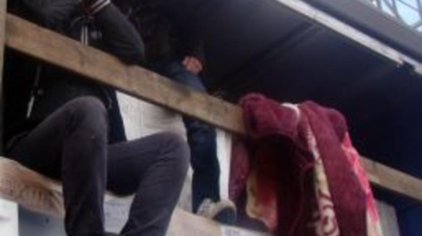Buzdolabı Y&uuml;kl&uuml; Tren Vagonlarında Avrupa'ya Gitmeye &Ccedil;alışan 7 Ka&ccedil;ak Yakalandı