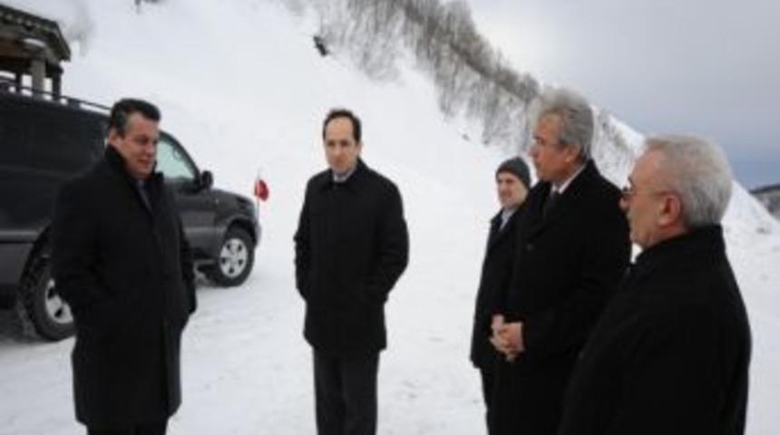 Artvin Valisi Kalkan Camili&rsquo;deki Karla M&uuml;cadele &Ccedil;alışmalarını Yerinde İnceledi