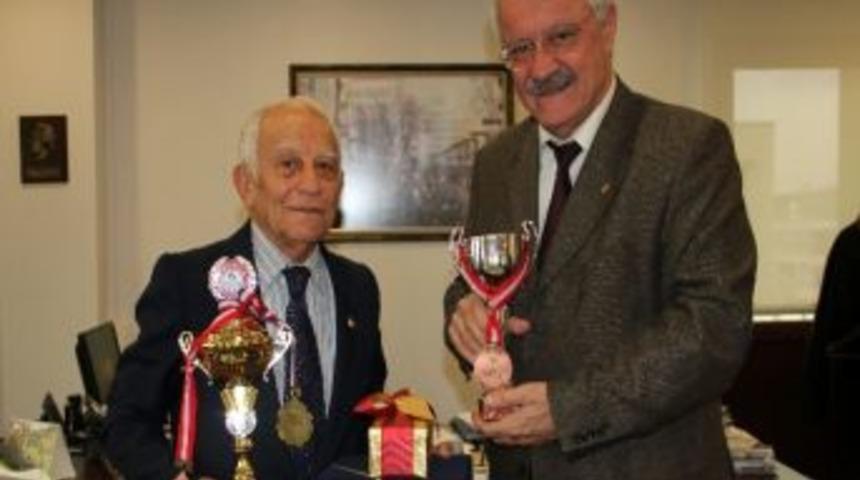 Veteran Atlet Dulda&rsquo;dan Başkan Tanık&rsquo;a Yeni Yıl Hediyesi