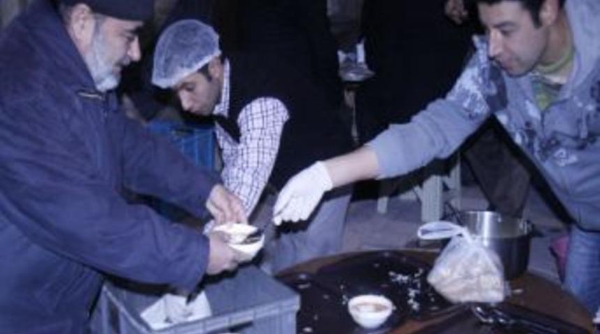 Akşehir'de Hasanpaşa İmaret Camii'nde Cemaate &Ccedil;orba Ikram Ediliyor