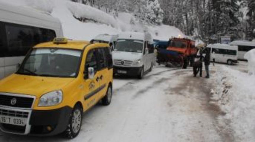 Uludağ&rsquo;a Giden Tatilciler Zincirsiz Ara&ccedil;lar Y&uuml;z&uuml;nden Yolda Kaldı