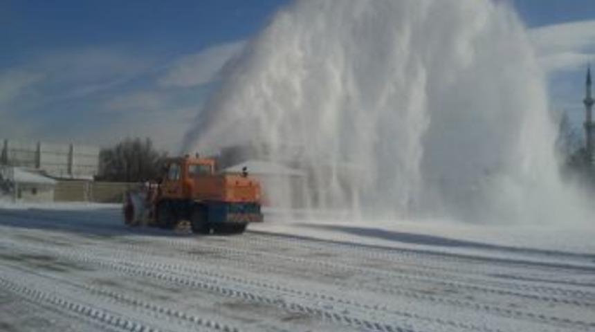 Erzincan'da Futbol Sahası Kar Makinesi Ile Temizlendi