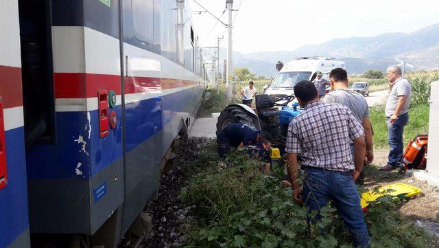 Tren, hemzemin geçitte traktöre çarptı: 2 yaralı