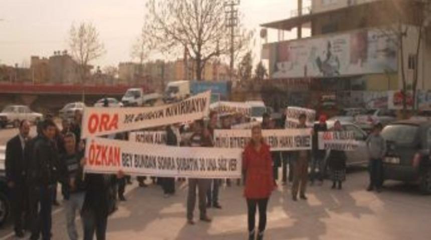 Maaşlarını Alamayan Market &Ccedil;alışanları Pankart A&ccedil;ıp Eylem Yaptı