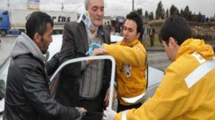 Bolu'da 2 Otomobil &Ccedil;arpıştı: 1 Yaralı