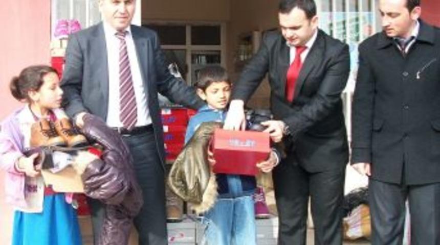 Suruçlu Hayırsever 320 Fakir Öğrenciye Kışlık Giysi Yardımı Yaptı