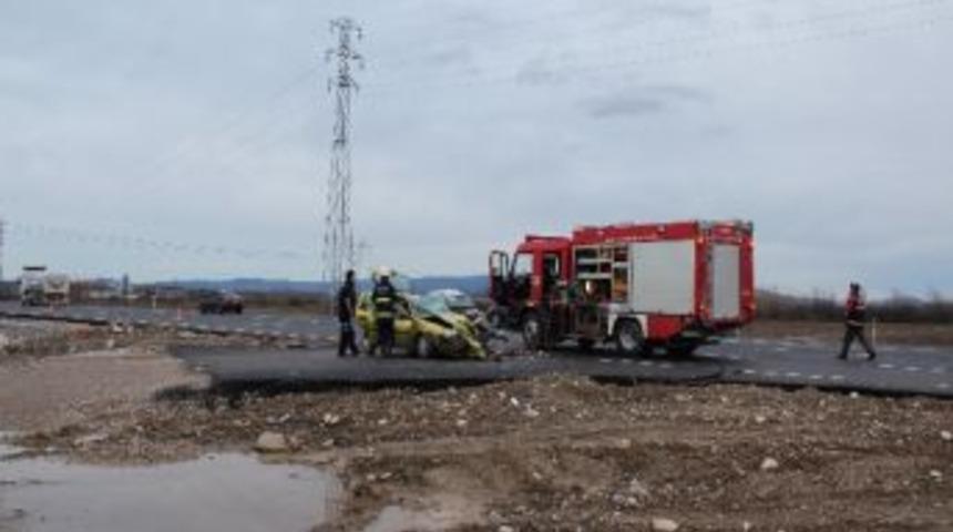Sakarya'da 2 Otomobil Kafa Kafaya &Ccedil;arpıştı: 3 Yaralı