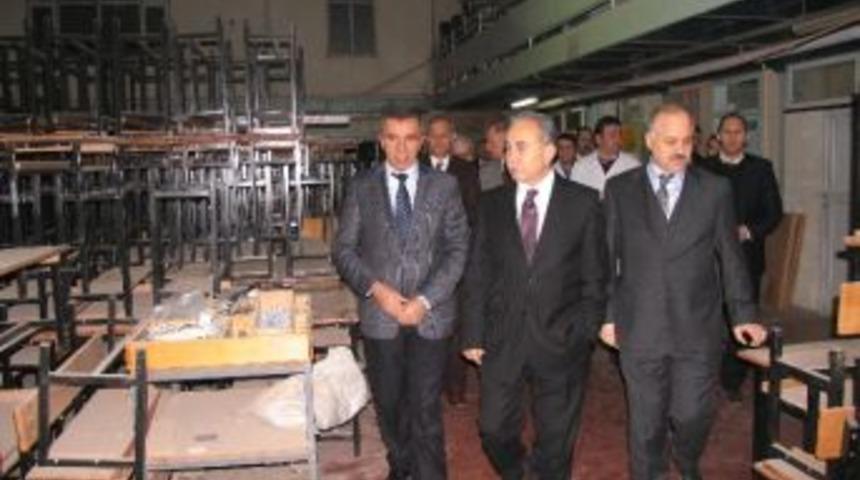 Vali B&uuml;y&uuml;k Okulları Ziyaret Etti