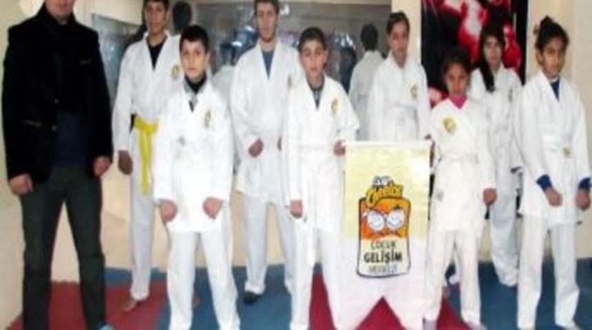 Silvan Gen&ccedil;likspor Karatecilerine Giyim Yardımı