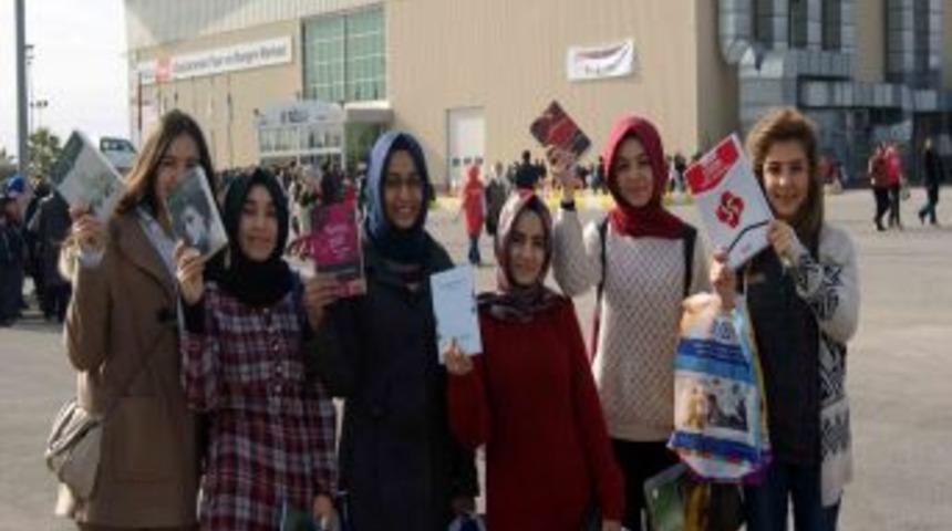 Fuardan Aldıkları Kitapları Kardeş Okul &Ouml;ğrencilerine Hediye Ettiler