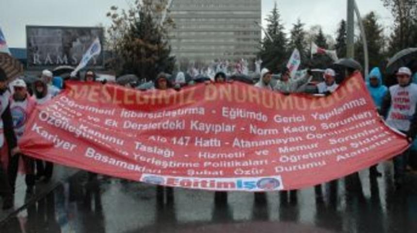 Eğitim- İş Sendikası'ndan Milli Eğitim Bakanlığı &Ouml;n&uuml;nde Eylem