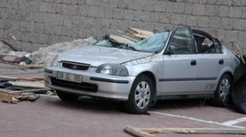 Kayseri&rsquo;de Fırtına &Ccedil;atıları U&ccedil;urdu