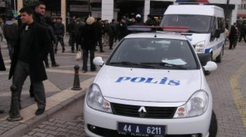 Otob&uuml;s Şof&ouml;r&uuml;yle Vatandaşın Kavgasında, Şof&ouml;r Yaralandı