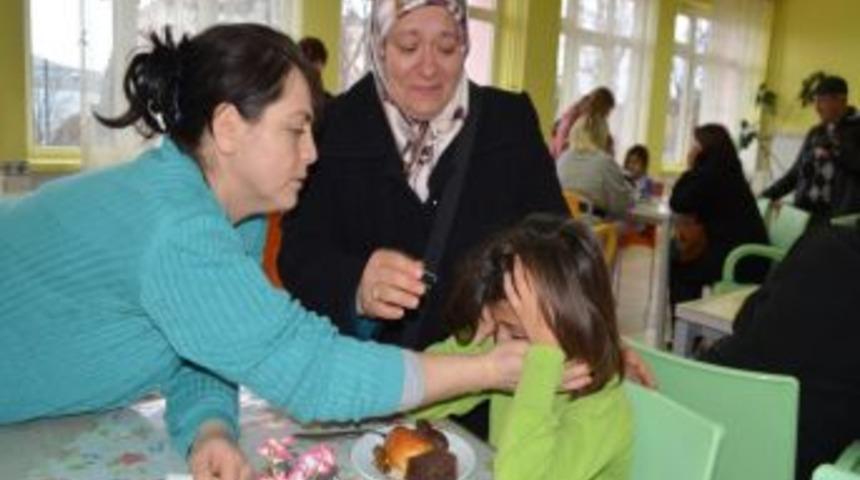 'G&ouml;n&uuml;l El&ccedil;ileri' Ayvalık&rsquo;ta &Ccedil;ocuk Yuvası Gezdi