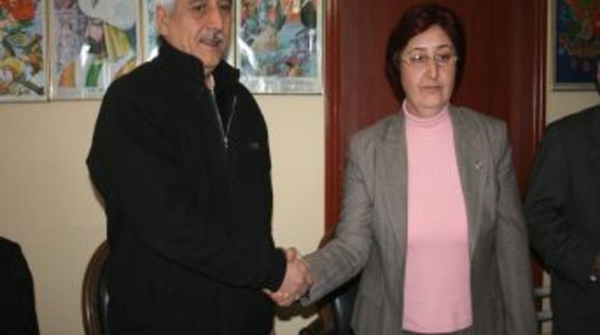 AK Parti'den Ihra&ccedil; Edilen Bayan Belediye Başkanı BBP'ye Katıldı