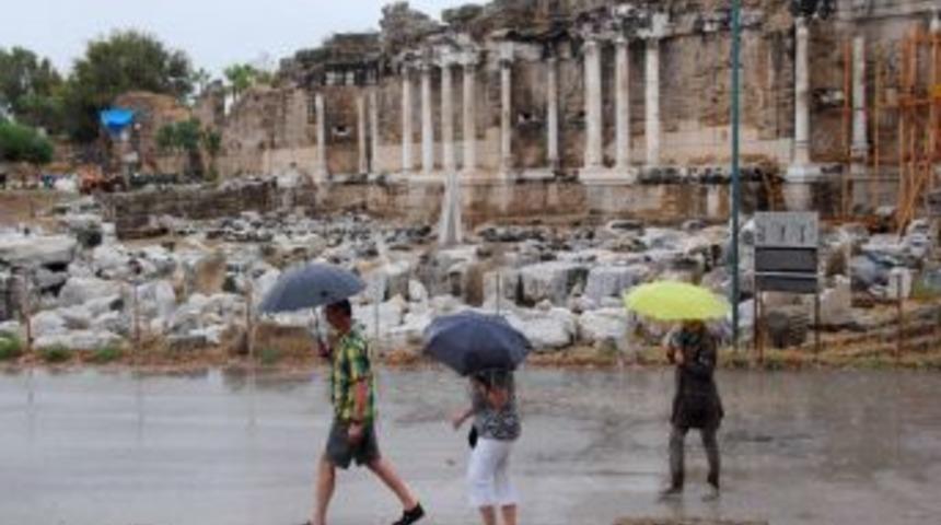 Sağanak Yağış Ve Fırtına Manavgat'ta Hayatı Olumsuz Etkiliyor