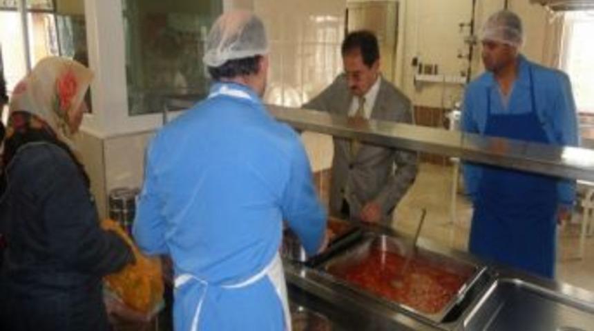 Vali Başköy Aşevinde Yemek Dağıttı