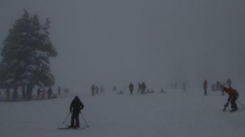 Kar Ve Tipiye Rağmen Kayak Tutkunları Uludağ&rsquo;a Akın Etti