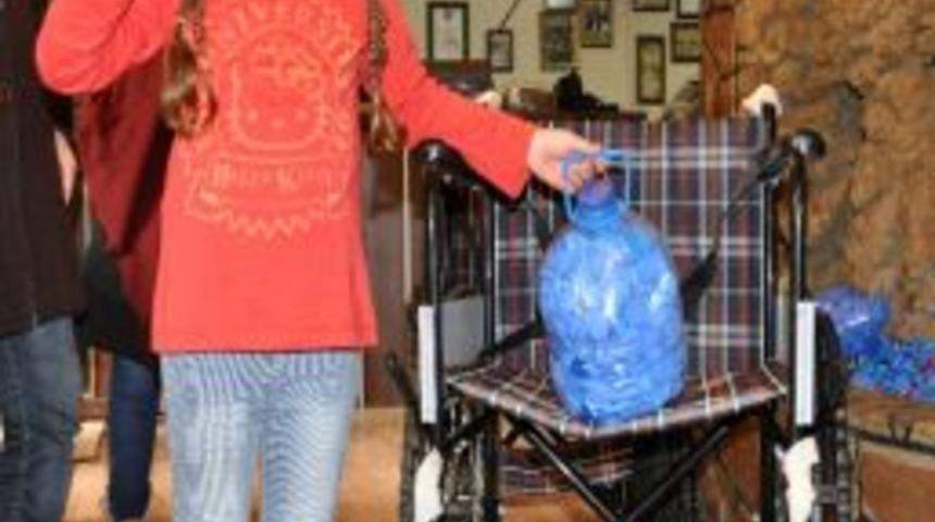 Engelliler İ&ccedil;in 1 Milyon Kapak Toplayan K&uuml;&ccedil;&uuml;k Kıza Plaket