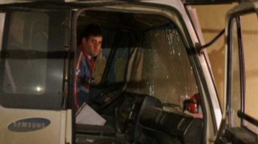 Freni Patlayan Beton Mikseri Direğe &Ccedil;arptı: 3 Yaralı