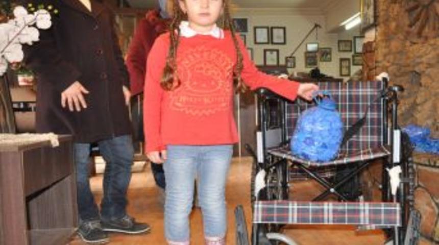 Minik Su Naz, 1 Milyon Mavi Kapakla 3 Engellinin Y&uuml;z&uuml;n&uuml; G&uuml;ld&uuml;rd&uuml;