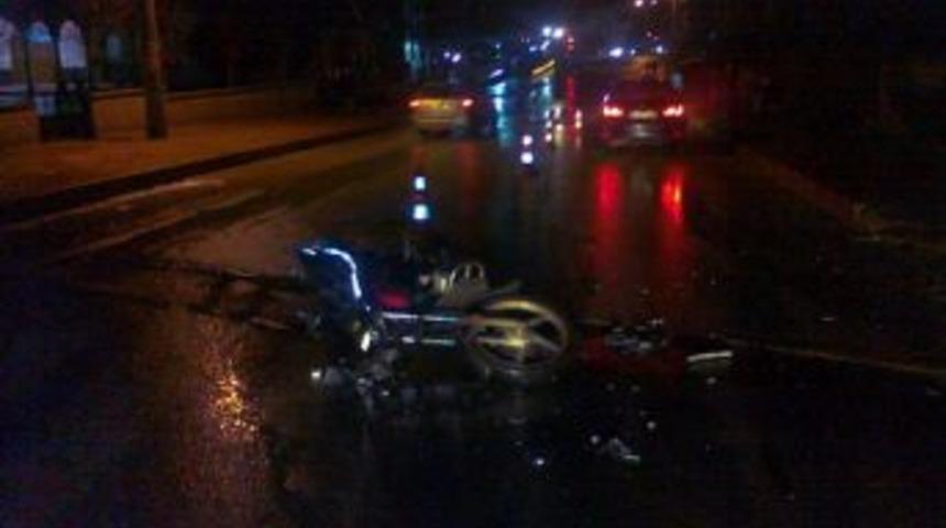 Otomobil Motosikletle Çarpıştı: Gazete Dağıtıcısı Hayatını Kaybetti