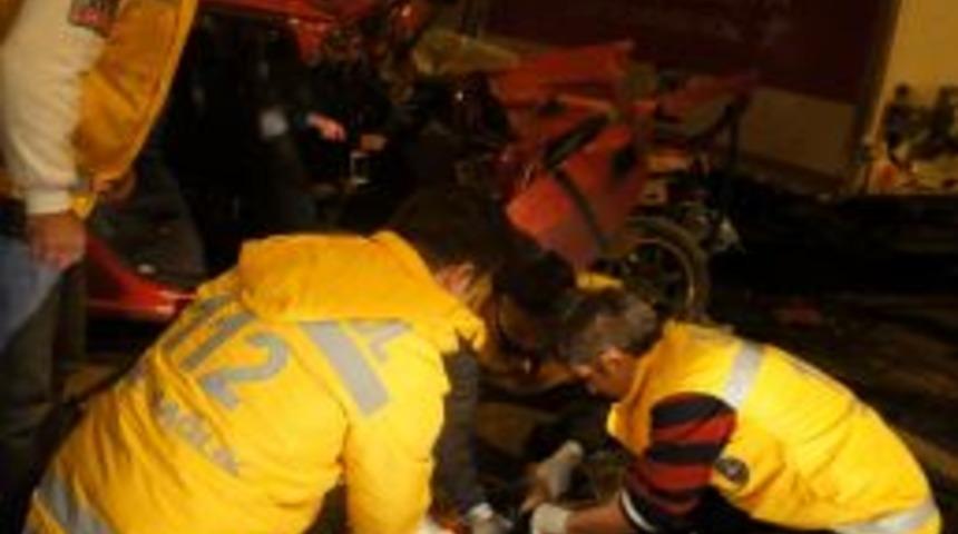 Hali&ccedil; K&ouml;pr&uuml;s&uuml;'nde Zincirleme Kaza: 3 Ağır Yaralı