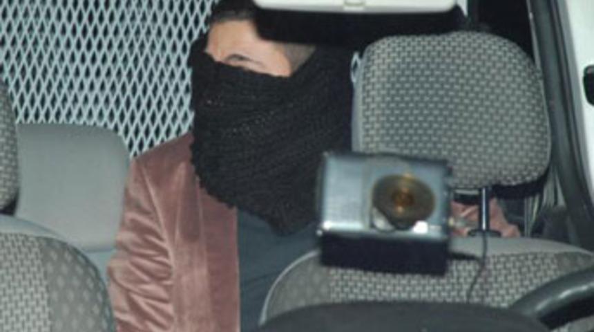 Polisten ka&ccedil;ıp tuvalete saklandılar