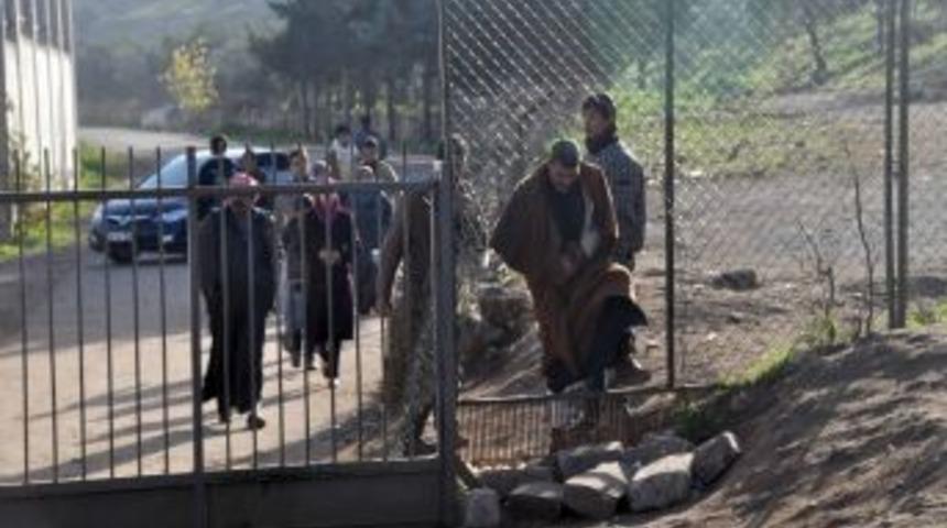 Sınır Kapısındaki Lojman Yolu, Suriyeliler I&ccedil;in Umudun Yolu Oldu