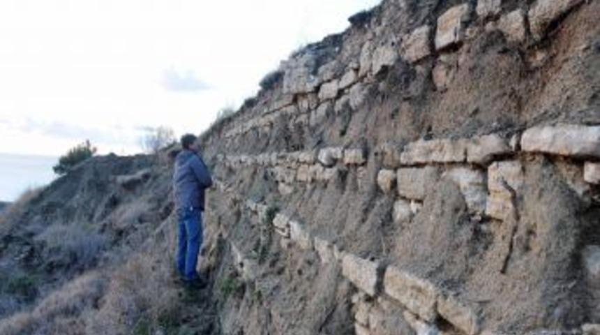 &Ccedil;anakkale'de Heyelan, Tarihi Yapıyı Ortaya &Ccedil;ıkardı