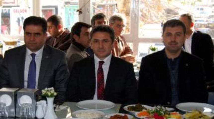 Ak Parti'li Başkanlar Toplantıda Bir Araya Geldi